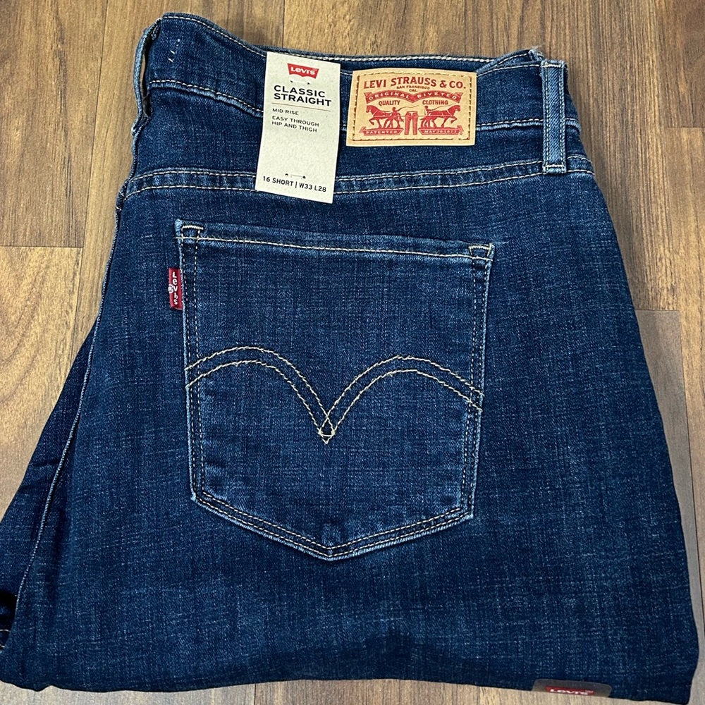 Levi's Classic Straight  Leg Mid Rise Size W33 L28 (16 Short)